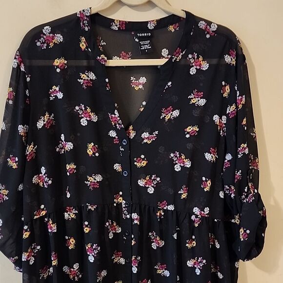 Super cute Torrid high low size 2 - Picture 2 of 5